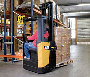 Электроштабелер с оператором сидя CAT NSS15NI с предподъемом